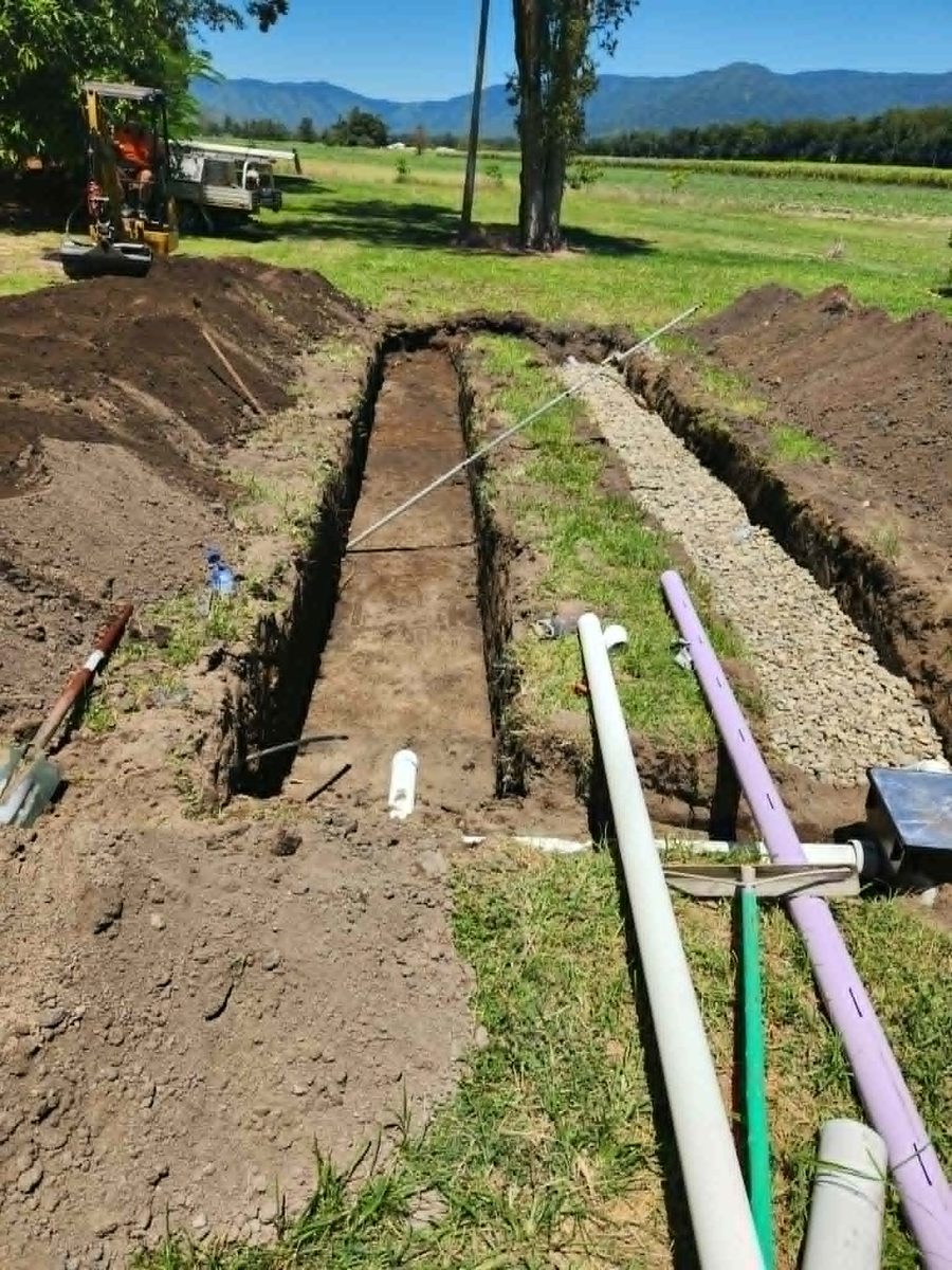 Stormwater drainage trench with aggregate